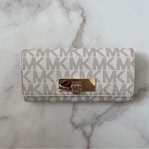 Michael Kors Vanilla & Acorn Signature
Callie Carry All Wallet